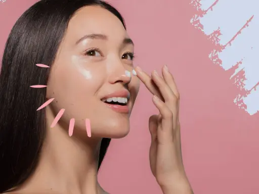 Frau trägt Creme auf, um die Haut mit Glycerin zu pflegen.