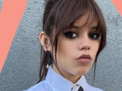 Jenna Ortega mit dramatischem Grunge-Makeup, dunklem Lidschatten und matter Lippenfarbe.