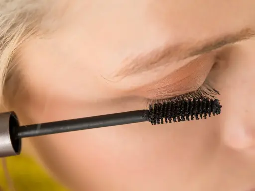 Mascara wird auf die Wimpern aufgetragen, um einen natürlichen, leichten Sommer-Make-up-Look zu kreieren.