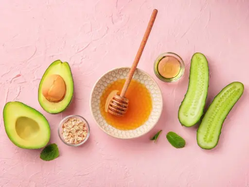 Zutaten für eine Gesichtsmaske selber machen: Avocado, Honig, Haferflocken, Gurke und Öl.