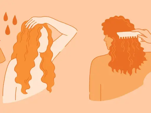 Frau sprüht ihr Haar ein und kämmt es, um Locken zu stylen.