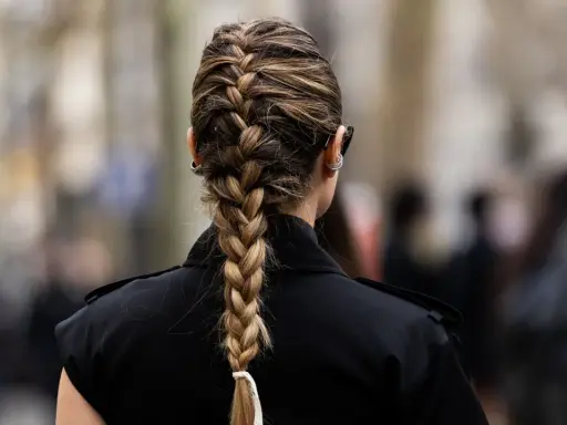 Ein schöner, dicker Zopf, der zeigt, wie einfach flechtfrisuren sein können. Perfekt für jeden Tag.