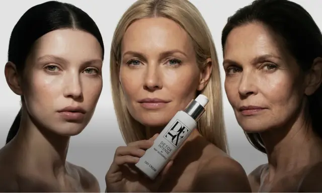 Drei Frauen unterschiedlichen Alters präsentieren eine Creme zur Hautentgiftung.