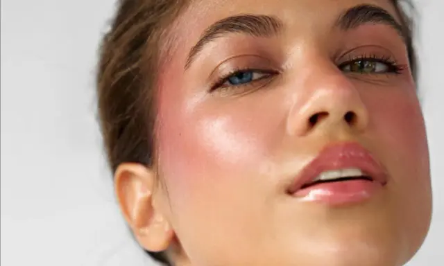 Sanftes Augen Make-up für die Hochzeit. Ein Hauch von Rosa auf den Wangen und glänzende Lippen.