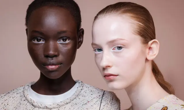 Zwei Models mit weißem Lidstrich. Die Haut der einen ist dunkel, die andere ist hellhäutig. Die rosenwasser wirkung auf der Haut ist sichtbar.