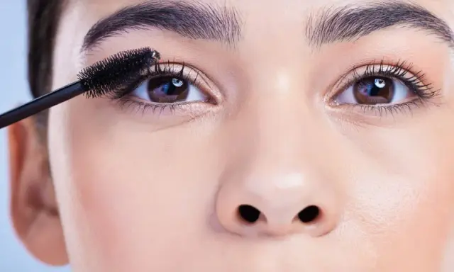 Wimperntusche verleiht den braunen, sanften Doe Eyes Tiefe.