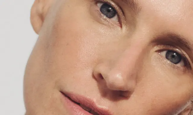 Ein Porträt einer Frau mit dezentem Make-up, das zeigt, wie man sich richtig schminken ab 50 kann.