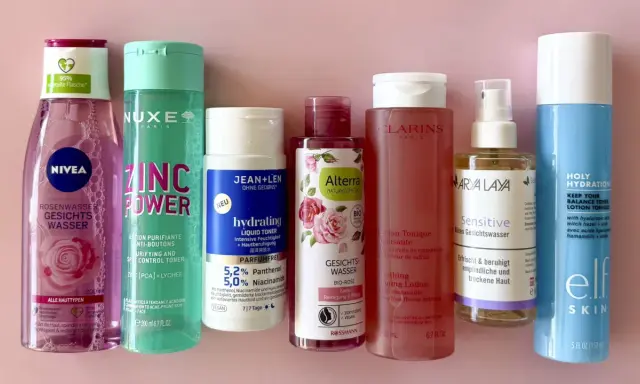 Eine Auswahl von Gesichts-Tonern, darunter Nivea Rosenwasser. Muss man Gesichtswasser abwaschen? Nein, diese Produkte sind zum Verbleiben auf der Haut gedacht.