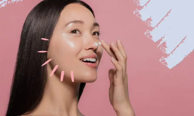 Frau trägt Creme auf, um die Haut mit Glycerin zu pflegen.