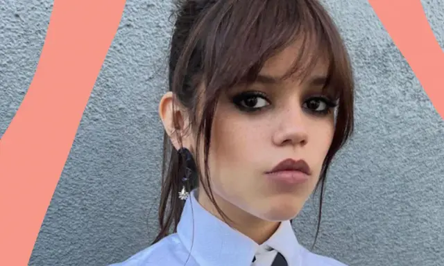 Jenna Ortega mit dramatischem Grunge-Makeup, dunklem Lidschatten und matter Lippenfarbe.