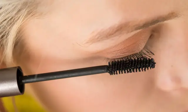 Mascara wird auf die Wimpern aufgetragen, um einen natürlichen, leichten Sommer-Make-up-Look zu kreieren.