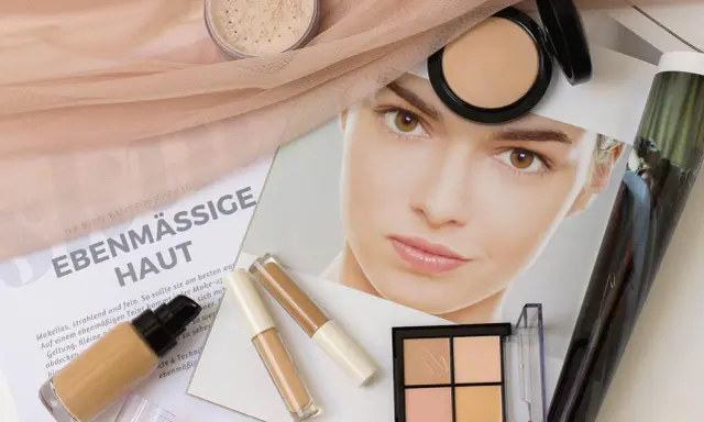 Make-up für ebenmäßige Haut: Foundation, Concealer, Puder und Konturpalette liegen bereit.