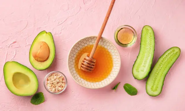 Zutaten für eine Gesichtsmaske selber machen: Avocado, Honig, Haferflocken, Gurke und Öl.