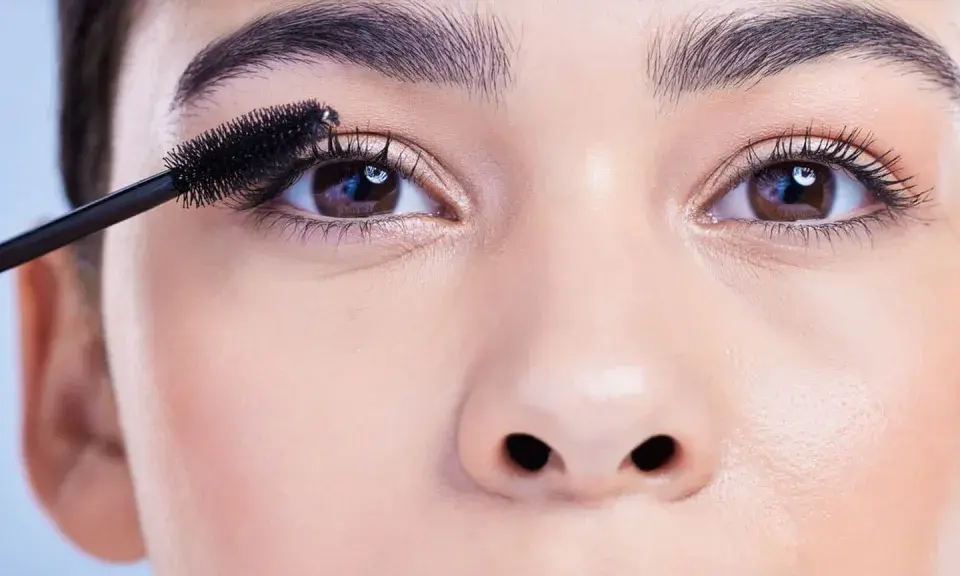 Wimperntusche verleiht den braunen, sanften Doe Eyes Tiefe.