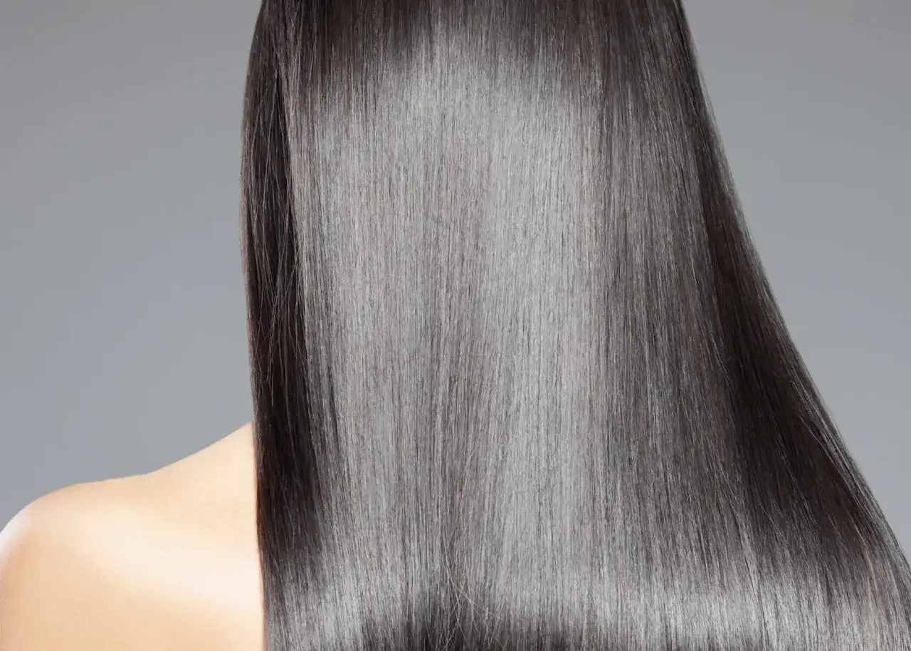 Langes, glänzendes, dunkles Haar. So bekomme ich glanz in meine haare: glatte, gesunde Strähnen, die Licht reflektieren.
