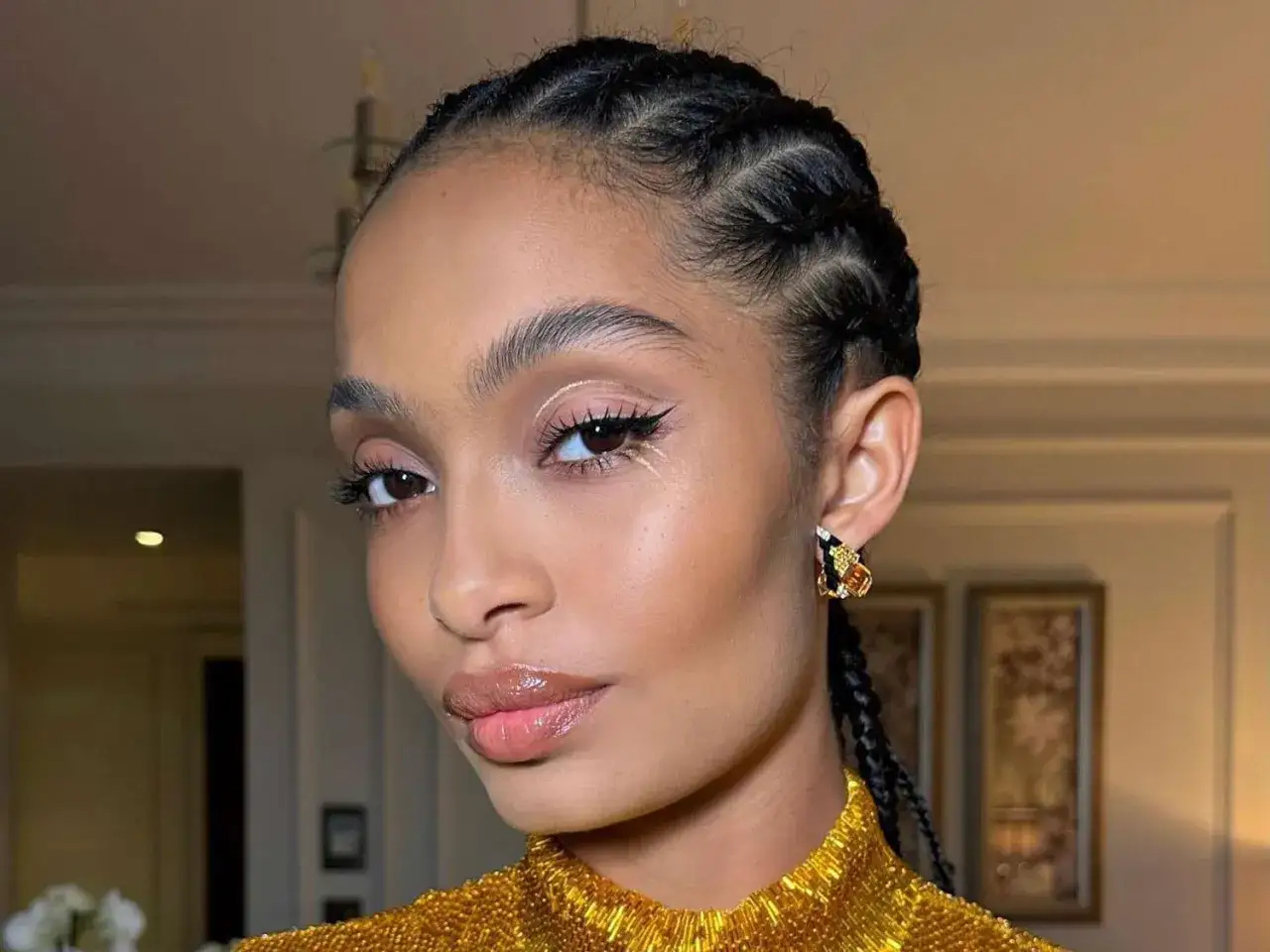 Ein strahlendes, leichtes Sommer Make-up mit glänzenden Lippen und einem dezenten goldenen Akzent am Auge. Perfekt für warme Tage.