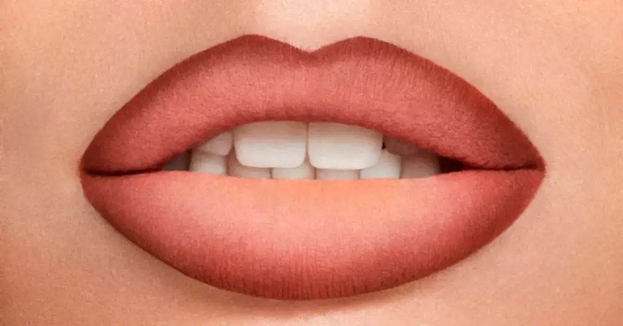 Perfekt geschminkte Lippen mit einem sanften Farbverlauf von dunklerem Rot zu hellem Pfirsich. So gelingt das ombre lippen schminken mühelos.