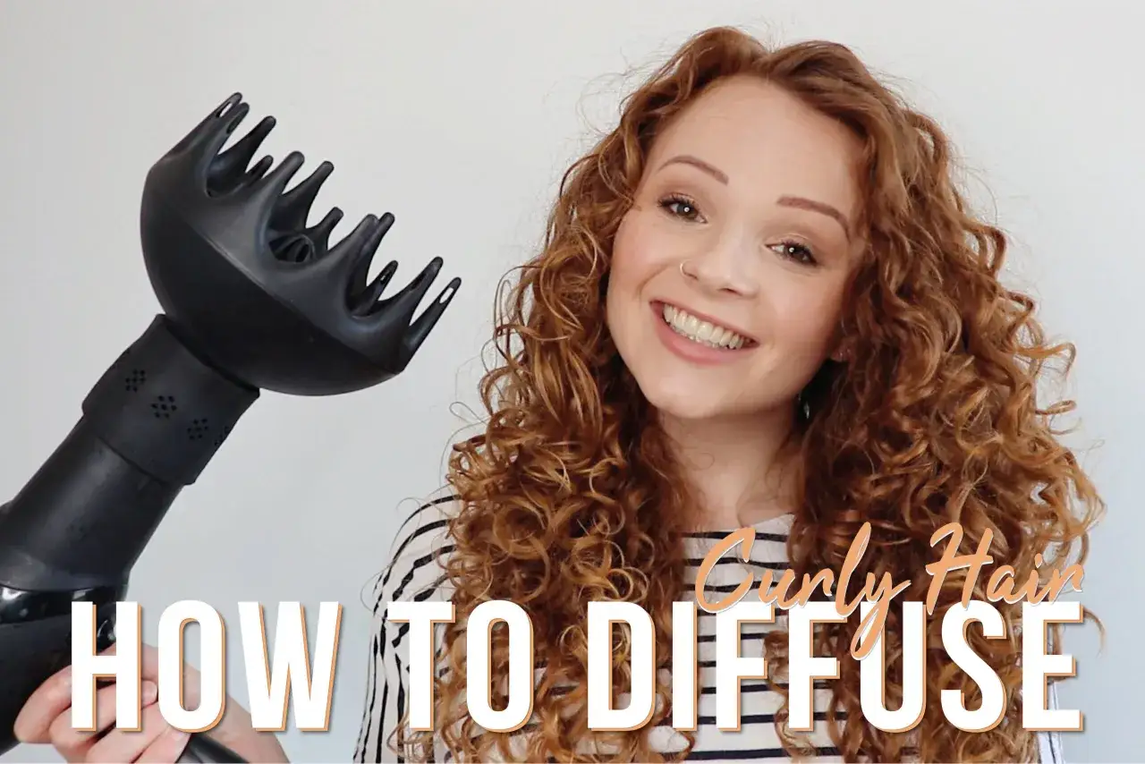 Frau mit roten Locken zeigt, wie man mit einem Diffusor f&ouml;hnt, um die Curly Girl Methode anzuwenden.