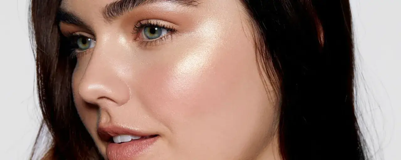 Ein strahlendes Gesicht durch geschicktes Highlighter auftragen. Die Haut glänzt dezent, betont Wangenknochen und Augenpartie.