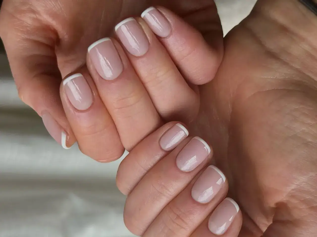 Perfekte French Nails selber machen ist einfacher als gedacht! Zarte Rosatöne und strahlendes Weiß für einen klassischen Look.