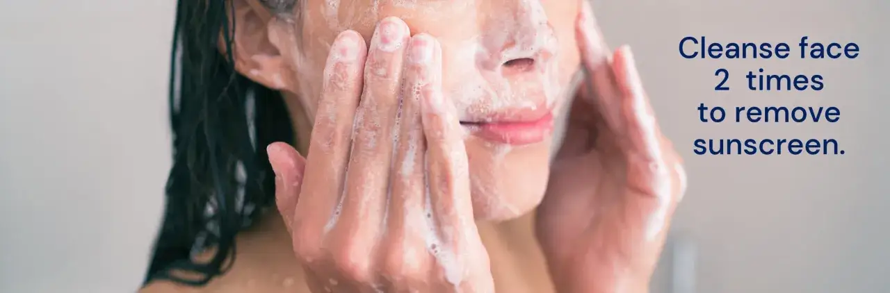 Frauenh&auml;nde waschen das Gesicht mit Schaum, um wasserfeste Sonnencreme zu entfernen.